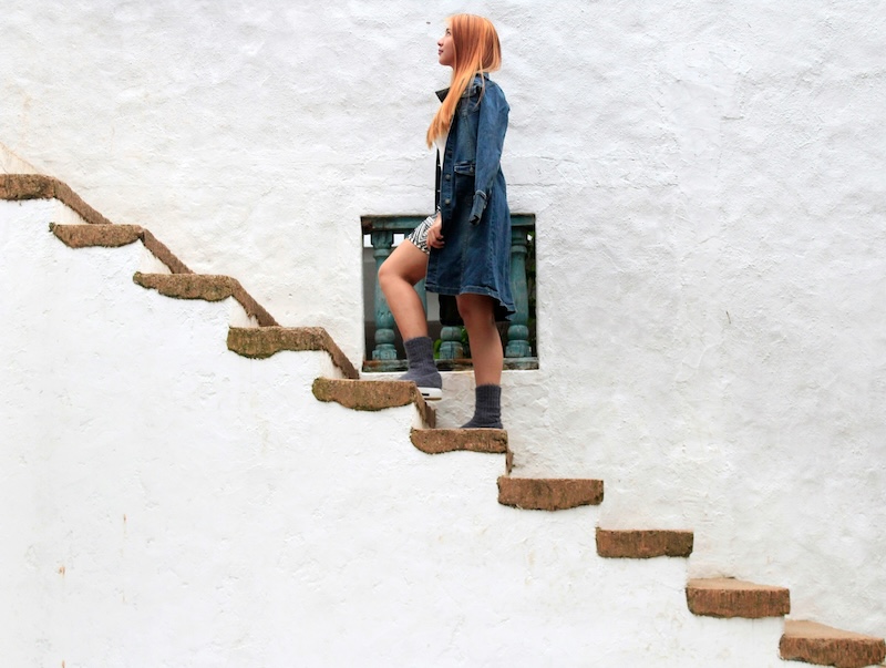 Mit kleinen Schritte die Treppe hinauf zum Ziel
