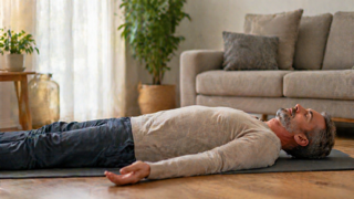 Mann entspannt liegend – Progressive Muskelrelaxation